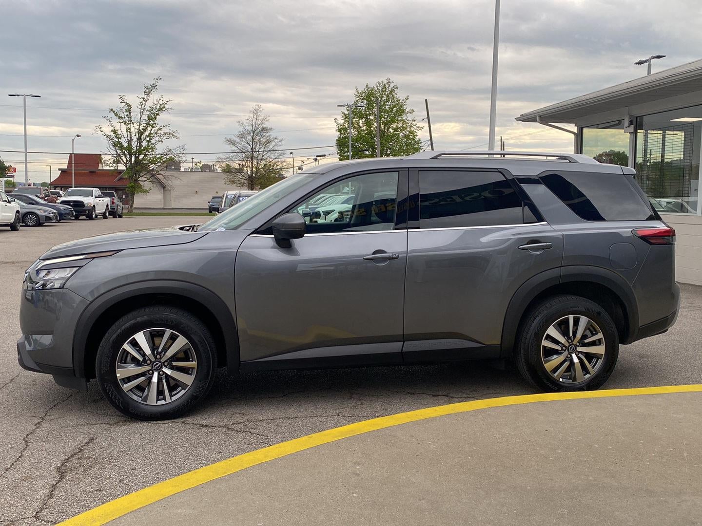 2025 Nissan Pathfinder SL