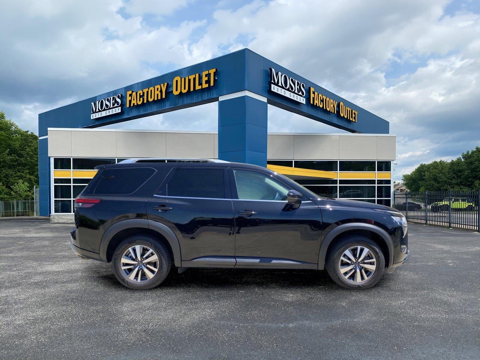 2024 Nissan Pathfinder SL