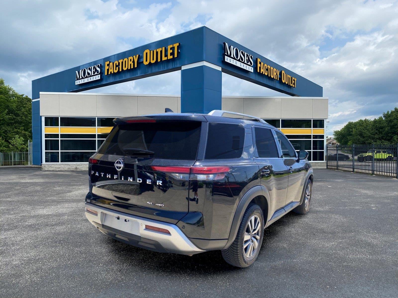 2024 Nissan Pathfinder SL